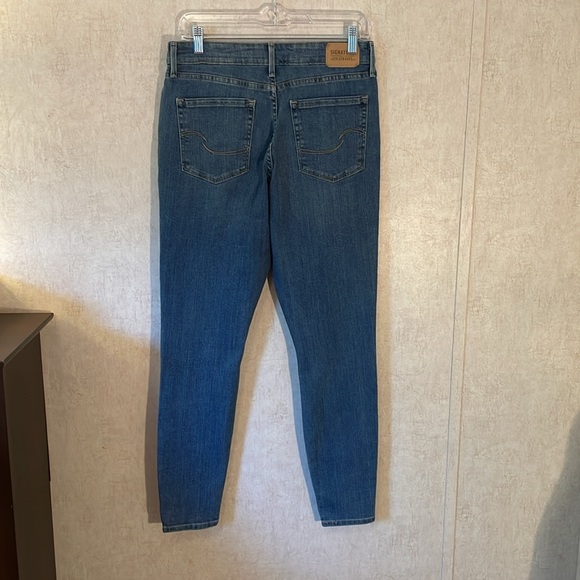 Signature by Levi’s misuse skinny jeans for women. Size 8 medium. 5 pocket. - Picture 2 of 10